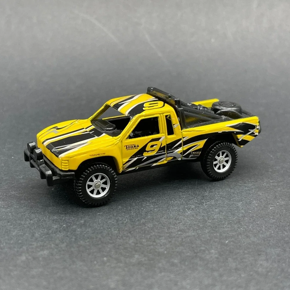 Maisto Tonka '86 Toyota SR5 Prerunner Pickup Truck Yellow 1/64 WorkingSuspension